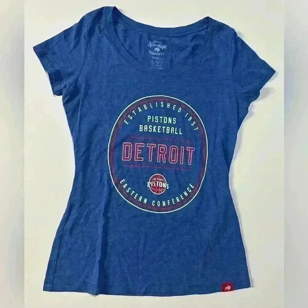 Like new Women’s Scoop Neck Detroit Pistons Tee, Size Small